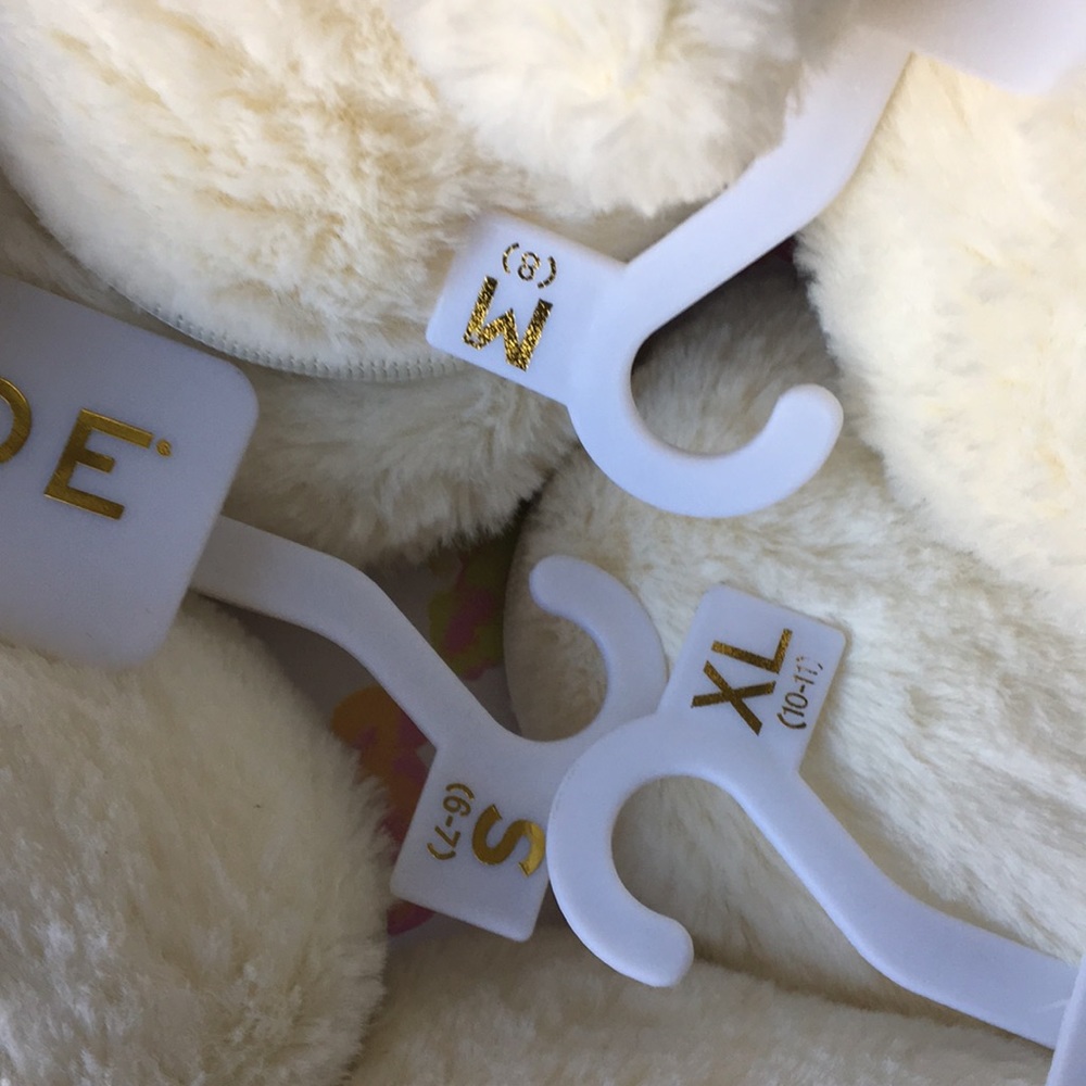 🍦XL Gold Toe NWT cream puff pom pom slippers 🍦 - Picture 7 of 8